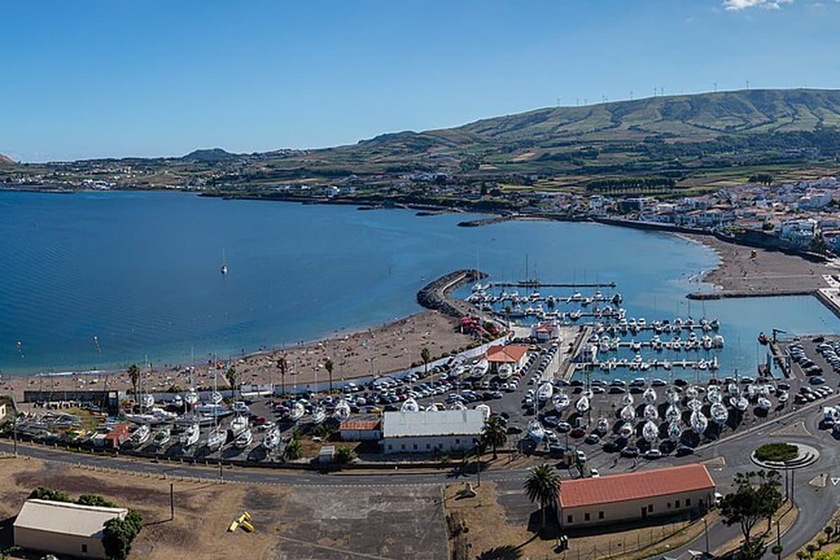 Blick über die Bucht von Praia da Vitória auf Terceira